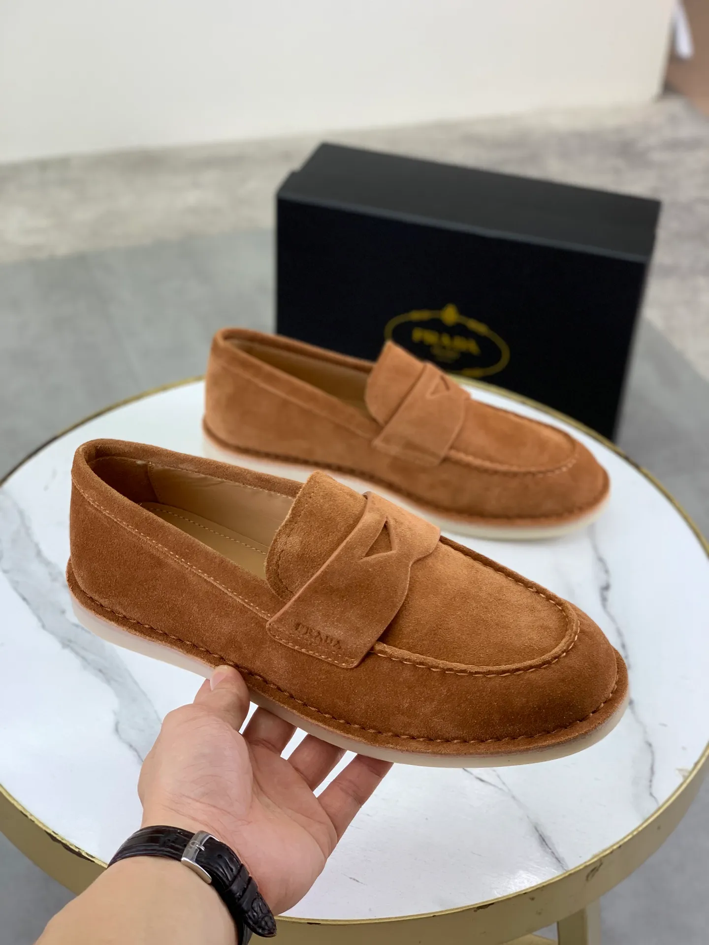 Factory price P740💰Original quality, top version🔱 ＰＲＡＤＡPrada. Men's business casual leather shoes, top quality cow leather. 1:1 shipment ⬆️Luxurious and noble, all made of imported original first-layer fine suede cowhide, just to create a more comfortable wearing experience. Upper: original comfortable open-edge bead-rubbed calfskin ➕Top imported water-dyed full cow lining, original high-end lightweight and comfortable TPU combination bottom ✔️Code number: 39-44 (38 45 Can be customized)
